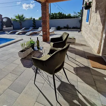 Kristina Hébergement de vacances Gabonjin